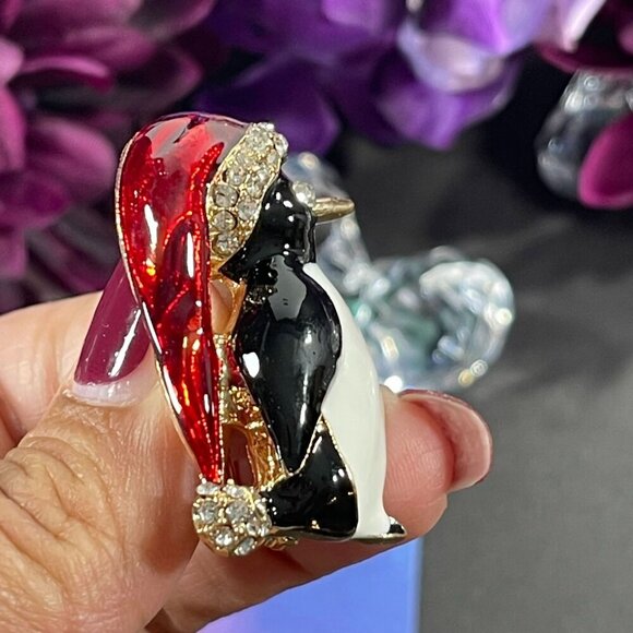 Chilly Willy Penguin Lapel Pin Christmas Santa Bling Badge Pin Brooch Jewelry - Picture 4 of 6